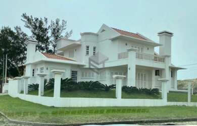 Imagem: A casa possui 5 Dormitórios, 2 Suítes, 4 Banheiros, 2 Vagas