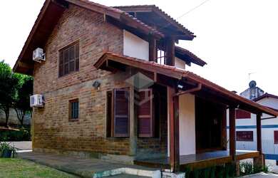 Imagem: A casa possui 3 Dormitórios, 1 Suíte, 2 Banheiros, 5 Vagas