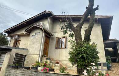 Imagem: A casa possui 2 Dormitórios, 1 Suíte, 2 Banheiros, 197m²