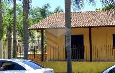 Imagem: A casa possui 2 Dormitórios, 1 Banheiro, 1 Vaga na garagem