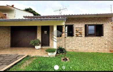 Imagem: A casa possui 2 Dormitórios, 2 Banheiros, 2 Vagas na garagem