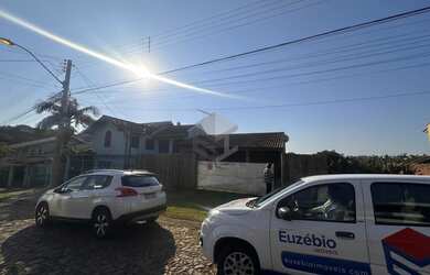 Imagem: A casa possui 3 Dormitórios, 2 Banheiros, 2 Vagas na garagem