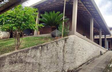 Imagem: A casa possui 2 Dormitórios, 2 Banheiros, 2 Vagas na garagem