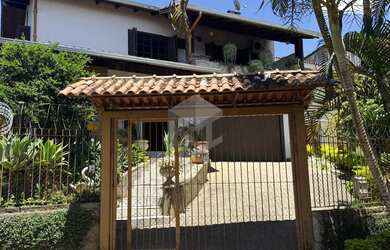 Imagem: A casa possui 3 Dormitórios, 1 Suíte, 5 Banheiros, 3 Vagas