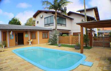 Imagem: A casa possui 3 Dormitórios, 1 Suíte, 5 Banheiros, 3 Vagas