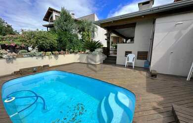 Imagem: A casa possui 4 Dormitórios, 3 Banheiros, 435m² de Área Privada