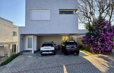 Imagem: A casa em condomínio possui 3 Dormitórios, 3 Suítes, 4 Banheiros