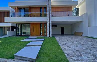 Imagem: A casa em condomínio possui 4 Dormitórios, 4 Suítes, 6 Banheiros