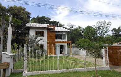 Imagem: A casa possui 3 Dormitórios, 1 Suíte, 2 Banheiros, 2 Vagas