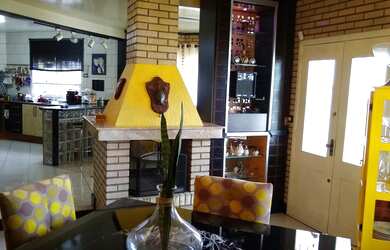 Imagem: A casa possui 3 Dormitórios, 1 Suíte, 3 Banheiros, 3 Vagas