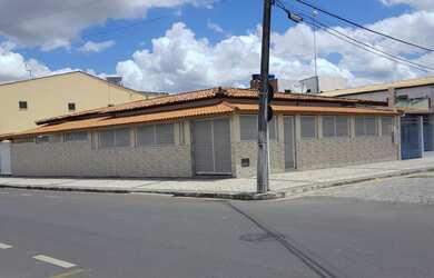 Imagem: A casa possui 4 Dormitórios, 2 Suítes, 1 Banheiro, 540m²