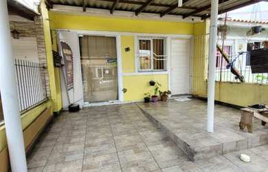 Imagem: A casa possui 2 Dormitórios, 1 Banheiro, 2 Vagas na garagem