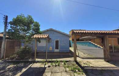 Imagem: A casa possui 3 Dormitórios, 1 Banheiro, 4 Vagas na garagem