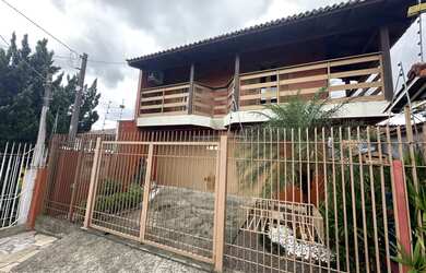 Imagem: A casa possui 3 Dormitórios, 2 Banheiros, 2 Vagas na garagem