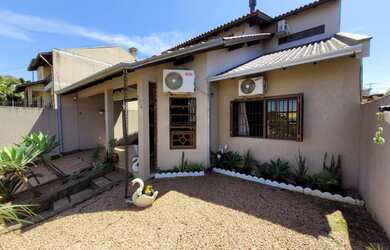 Imagem: A casa possui 3 Dormitórios, 2 Suítes, 3 Banheiros, 3 Vagas