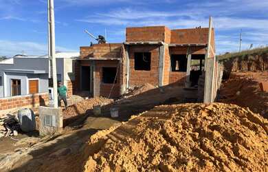 Imagem: A casa à venda possui 2 Dormitórios, 1 Banheiro, 2 Vagas na