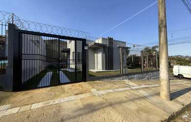 Imagem: A casa possui 3 Dormitórios, 1 Banheiro, 2 Vagas na garagem