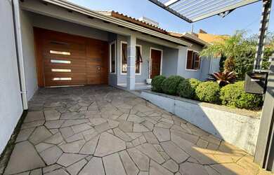 Imagem: A casa possui 2 Dormitórios, 2 Banheiros, 2 Vagas na garagem