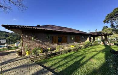 Imagem: A chácara possui 2 Dormitórios, 1 Banheiro, 3 Vagas na garagem