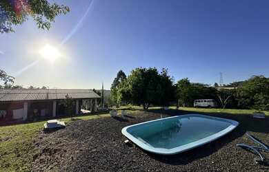 Imagem: A chácara possui 3 Dormitórios, 1 Banheiro, 3 Vagas na garagem