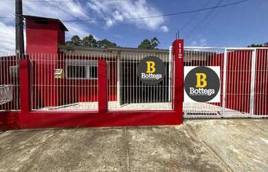 Imagem: A casa em condomínio possui 3 Dormitórios, 1 Banheiro, 2 Vagas
