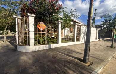 Imagem: A casa possui 3 Dormitórios, 1 Suíte, 2 Banheiros, 2 Vagas