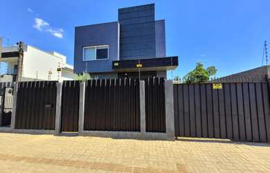 Imagem: A casa possui 3 Dormitórios, 3 Suítes, 4 Banheiros, 3 Vagas