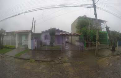 Imagem: A casa possui 2 Dormitórios, 1 Banheiro, 2 Vagas na garagem