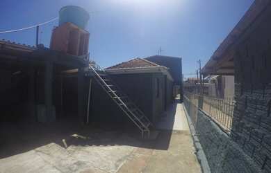 Imagem: A casa possui 2 Dormitórios, 2 Banheiros, 2 Vagas na garagem