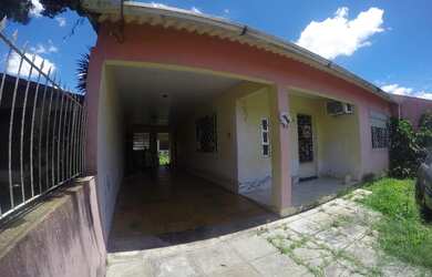 Imagem: A casa possui 4 Dormitórios, 2 Banheiros, 2 Vagas na garagem