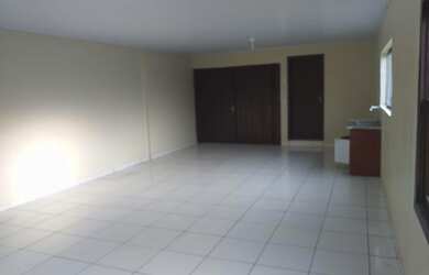 Imagem: A casa possui 3 Dormitórios, 2 Banheiros, 4 Vagas na garagem