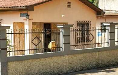 Imagem: A casa possui 3 Dormitórios, 1 Banheiro, 2 Vagas na garagem