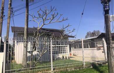 Imagem: A casa possui 5 Dormitórios, 1 Suíte, 5 Banheiros, 2 Vagas