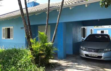 Imagem: A casa possui 3 Dormitórios, 2 Banheiros, 3 Vagas na garagem