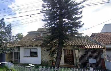 Imagem: A casa possui 5 Dormitórios, 1 Suíte, 4 Banheiros, 360m²