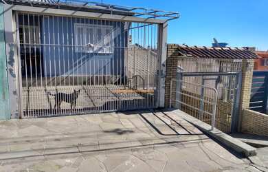 Imagem: A casa possui 4 Dormitórios, 2 Banheiros, 2 Vagas na garagem