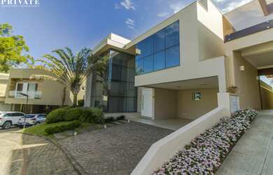 Imagem: A casa em condomínio possui 4 Suítes, 4 Vagas na garagem