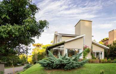 Imagem: A casa em condomínio possui 4 Dormitórios, 3 Suítes, 4 Banheiros