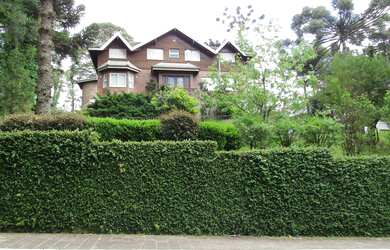 Imagem: A casa possui 5 Dormitórios, 4 Suítes, 6 Banheiros, 5 Vagas