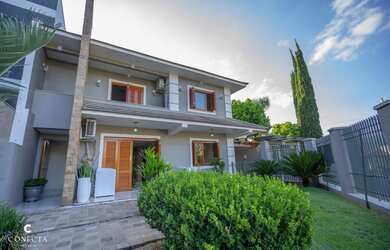 Imagem: A casa possui 3 Dormitórios, 1 Suíte, 3 Banheiros, 2 Vagas