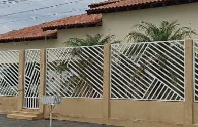 Imagem: A casa possui 3 Dormitórios, 1 Suíte, 3 Banheiros, 319m²