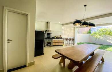 Imagem: A casa em condomínio possui 5 Dormitórios, 5 Suítes, 6 Banheiros