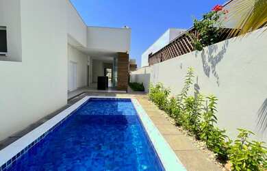 Imagem: A casa em condomínio possui 3 Dormitórios, 3 Suítes, 4 Banheiros