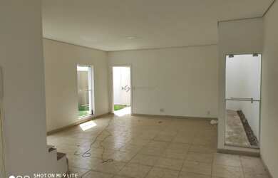 Imagem: A casa possui 3 Dormitórios, 3 Suítes, 4 Banheiros, 2 Vagas