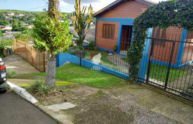 Imagem: A casa possui 2 Dormitórios, 1 Banheiro, 2 Vagas na garagem