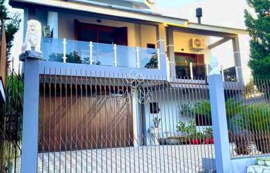 Imagem: A casa possui 4 Dormitórios, 1 Suíte, 2 Banheiros, 2 Vagas