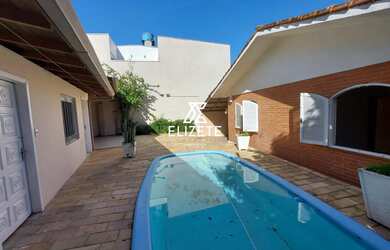 Imagem: A casa possui 3 Dormitórios, 1 Suíte, 3 Banheiros, 2 Vagas