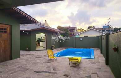 Imagem: A casa possui 3 Dormitórios, 1 Suíte, 1 Banheiro, 2 Vagas