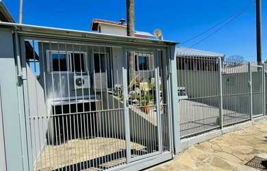 Imagem: A casa possui 3 Dormitórios, 1 Banheiro, 2 Vagas na garagem