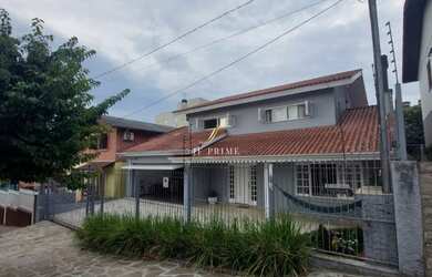 Imagem: A casa possui 4 Dormitórios, 1 Suíte, 2 Banheiros, 3 Vagas